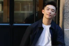 男人不管岁数多大，都别再衬衫塞裤腰了，看着油腻还没品味图片