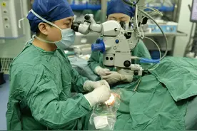 近视高达2000度，眼球随时可能被“吹爆”！最新后巩膜加固系统拯救30岁女子“失控”的视力图片
