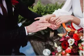 45岁的单身汉娶了42岁的二婚女人，五年后女人哭诉：实在受不了他图片