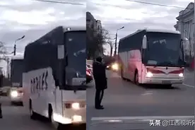 现场：中国从乌克兰撤出首批公民 留学生乘大巴驶离 有人挥手道别图片