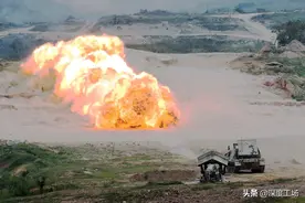 俄军打巷战太暴力！俄军挂满炸药包的布雷索：专门消灭隐藏狙击手图片