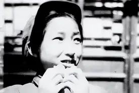 她是秦川大地上的百灵鸟，谨记周总理教诲，为走向歧途的青少年、监狱里的女犯、街头巷尾劳作的人民而歌唱图片