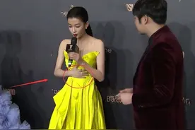 女明星穿错礼服好尴尬，衣服往下掉、迈不开腿，镜头前却只能微笑图片