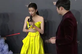 女明星穿错礼服好尴尬，衣服往下掉、迈不开腿，镜头前却只能微笑图片