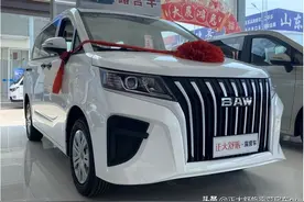 10万左右的露营小房车还是后驱的五菱汽油发动机图片