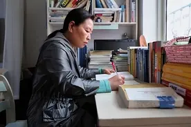 女老师因“批改试卷”走红，自带一堆“表情包”，网友直呼想复读图片