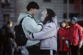 大学女生放假带男友回家，第一天其乐融融，一夜之后却被家长撵走图片
