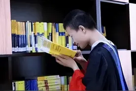 韦神解决航天领域棘手问题，为了查看行程码，给自己添置智能手机图片