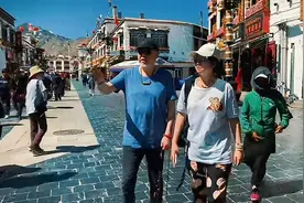 60岁歌手火风现身拉萨，戴昂贵天珠诚心拜佛，当街亲吻18岁女儿图片