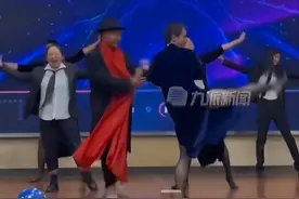 公司年会男领导穿旗袍黑丝台上辣舞 台下一片惊呼图片