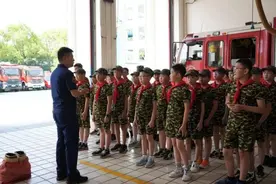 换上防火服、背上呼吸器...新泾镇30名少先队员当了一回"蓝朋友"图片