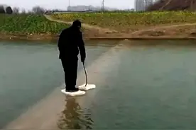 河南一男子脚踏泡沫板渡过河，神操作惊呆网友，却是怕打湿脚图片