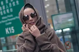 “俞飞鸿”人美还会穿，机场裹上披肩都这么潮，堪称中年女人标杆图片