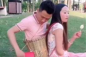 残疾夫妻走红后，无腿丈夫另寻新欢，断臂妻子带女儿再恋帅小伙图片