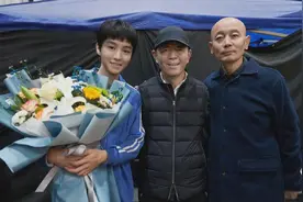 64岁葛优杀青照曝光，瘦了一圈脸比王俊凯还小，脸颊凹陷显憔悴图片