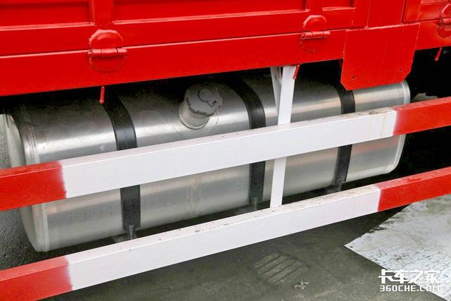 260马力6米8载货车，配同级最宽驾驶室，解放JK6中卡合规拉10吨