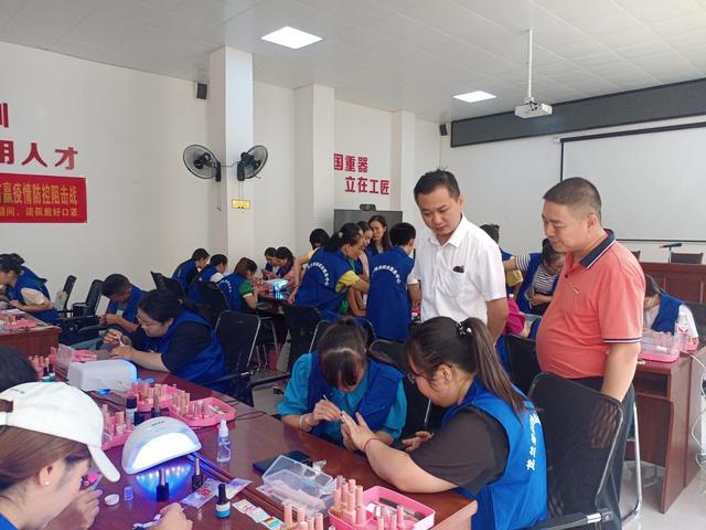 甲油胶在指甲上拉花 甲油胶在指甲上拉花怎么去除