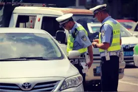 道路那么多车，交警是怎么发现无证驾驶的？交警：3种方法能判断图片