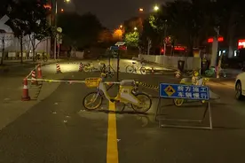 路中间突然鼓起60㎡大包！为防意外他们彻夜值守图片