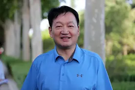 穷小子回农村养猪，逆袭成河南首富，身家1330亿，凭啥？图片