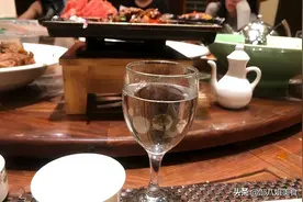 男人30而立，酒局上做好3件事，别人才会另眼相看，别做“饭桶”图片