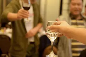 公务员下班也不能喝酒？部分地区发布“禁酒令”，被质疑矫枉过正图片