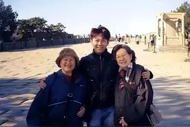 2009年，江苏小伙为照顾82岁外国富婆远赴新加坡，后来怎样了？图片
