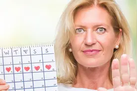 女性什么时候绝经刚刚好？女性快绝经时，身体会出现3个表现图片