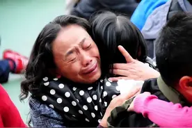 4岁女儿提着裤子大哭，原来是屁屁上火导致，妈妈心疼坏了图片