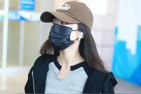 赵今麦穿深蓝色运动套装走机场，修身显瘦，简约又时尚图片