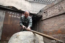 河南农民大爷在黄河边，用铁棒磨针50多年，看要干啥图片