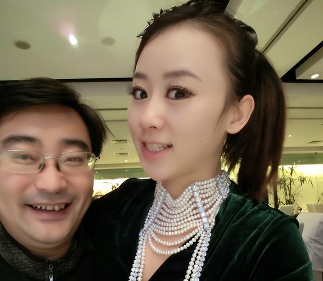 22岁知名女主持：被大老虎霸占4年，最终妥协沦为高官的玩物！