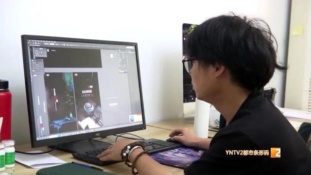 奥特曼“现身昆明街头”捡菌