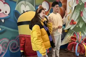 1米98游泳冠军孙杨携娇妻张豆豆出游，跳操第一美女，漂亮身材好图片