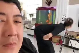 哭笑不得！山东女子跳舞动作僵硬，被老公偷偷记录，网友看后乐了图片