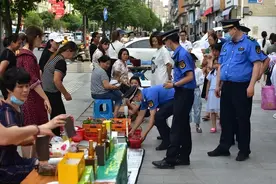 闹大了，90后单亲妈妈工地卖盒饭，被城管没收桌子，情绪崩溃中风图片