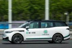 单车4台禾赛AT128激光雷达，第六代百度萝卜快跑无人车路测图片