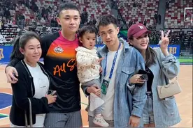 原帅和赵继伟合影，老婆首次亮相，女儿乖巧，继伟妻子大长腿抢镜图片