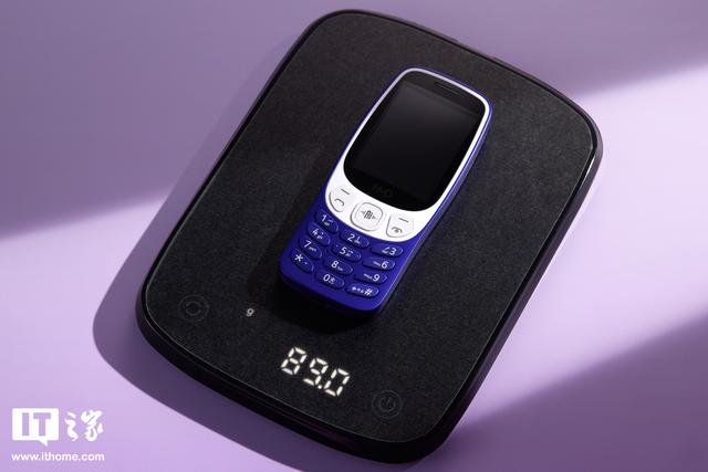 HMD 3210巴萨版功能机图赏：梦回1999，内置Deepseek AI助手