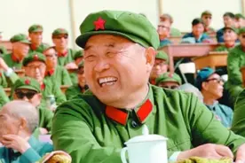 1973年，毛主席说要从军队里选一个人来当副主席，周总理心领神会图片