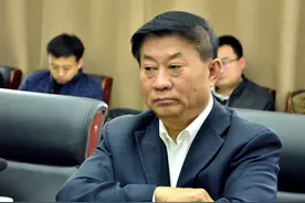 聊城1个县走出3位富豪，他养鸡起家曾是山东首富，他年卖34亿狗粮图片