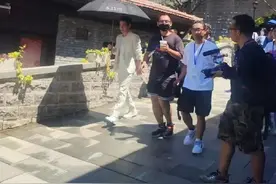 朱一龙现身武汉昙华林，获近十人护送，烈日炎炎让专人帮其系鞋带图片