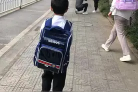 一年级3.5公斤，三年级4公斤，五年级4.3公斤，六年级3.6公斤，小学生的书包有多重？自己背还是父母背？图片