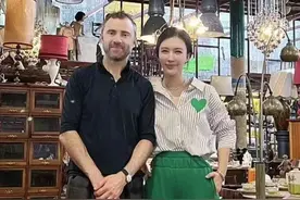 田朴珺泰国与外籍大叔亲密合影！蜂腰翘臀太吸睛，现已融入富豪圈图片