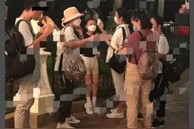 朱丽倩携爱女看烟花，保镖护驾保姆伺候，十岁刘向蕙身家超10亿图片