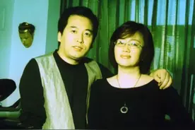 歌唱家佟铁鑫：与歌唱家前妻离婚独自抚养儿子，40岁带着儿子再婚图片