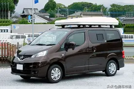 日产NV200改露营房车，内部是小客厅，顶部帐篷还能睡两人图片