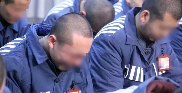16岁少女坐火车硬卧被侵犯，男子被抓后狡辩称：我就蹭了蹭没进去