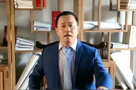 赵本山徒弟有多豪？王小宝晒书房家具：茶桌300万，书桌200万图片