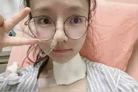 千万网红因外卖食道被捅破，出现裂痕住院1月，肺部感染狂瘦8斤图片